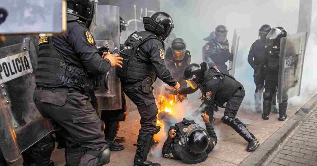 Policías resguardan una zona acordonada tras un ataque armado en México durante 2025.