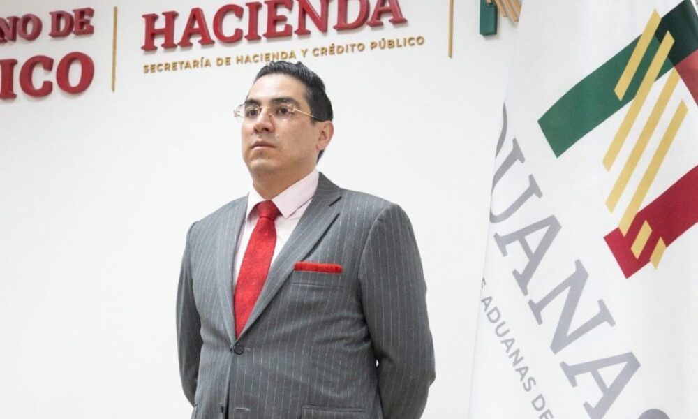 Funcionarios de la Agencia Nacional de Aduanas de México realizan una revisión aduanera en un punto de control fronterizo.
