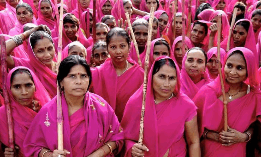Mujeres del Gulabi Gang vestidas con saris rosas marchan unidas en defensa de los derechos de las mujeres en India.