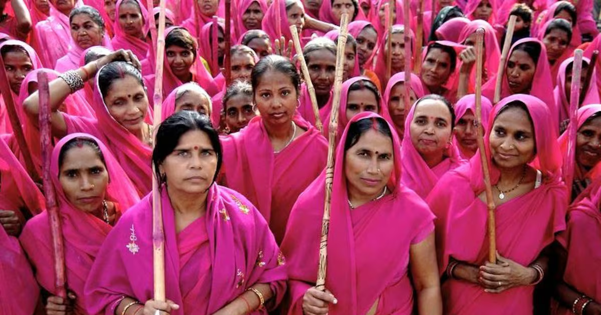 Mujeres del Gulabi Gang vestidas con saris rosas marchan unidas en defensa de los derechos de las mujeres en India.