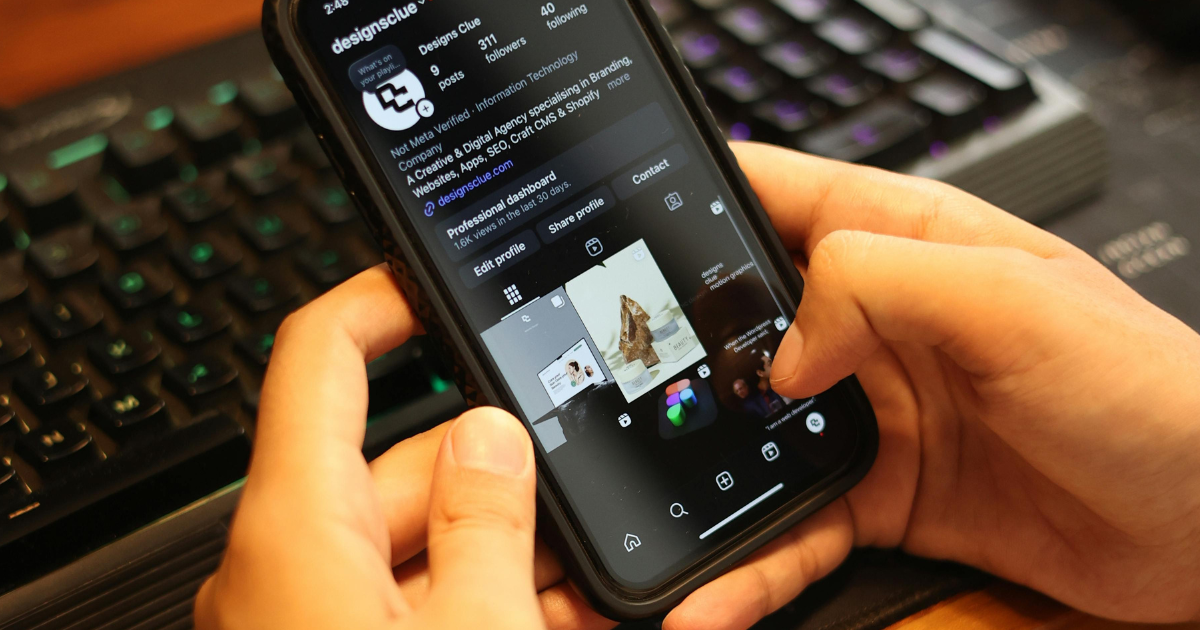 Adolescente usando teléfono celular frente a iconos de redes sociales bloqueadas en Australia