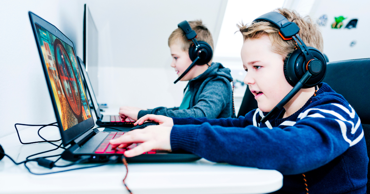 Niños menores jugando videojuegos en línea, escenario donde redes criminales reclutan a adolescentes para actividades violentas en Europa.