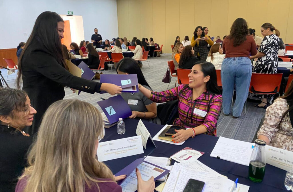 Personal de los Centros de Justicia para las Mujeres de Quintana Roo durante acto de certificación federal