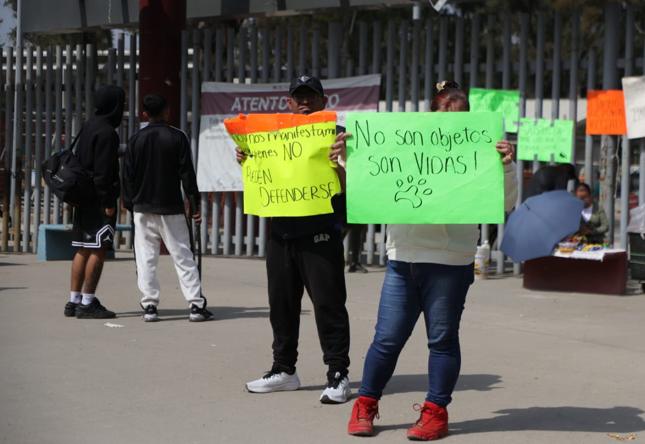 Manifestantes protestan en el Deportivo Los Galeana por presunto maltrato a perros resguardados en el albergue