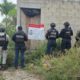 Elementos de seguridad participan en un cateo contra el narcomenudeo en Quintana Roo