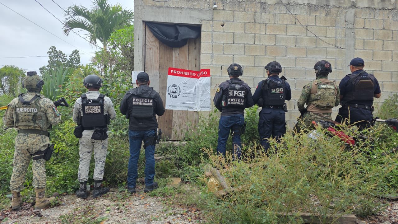 Elementos de seguridad participan en un cateo contra el narcomenudeo en Quintana Roo
