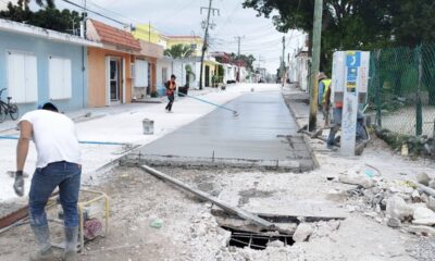 Repavimentación con concreto hidráulico en una calle del centro de Cozumel como parte del plan estatal de obras públicas.