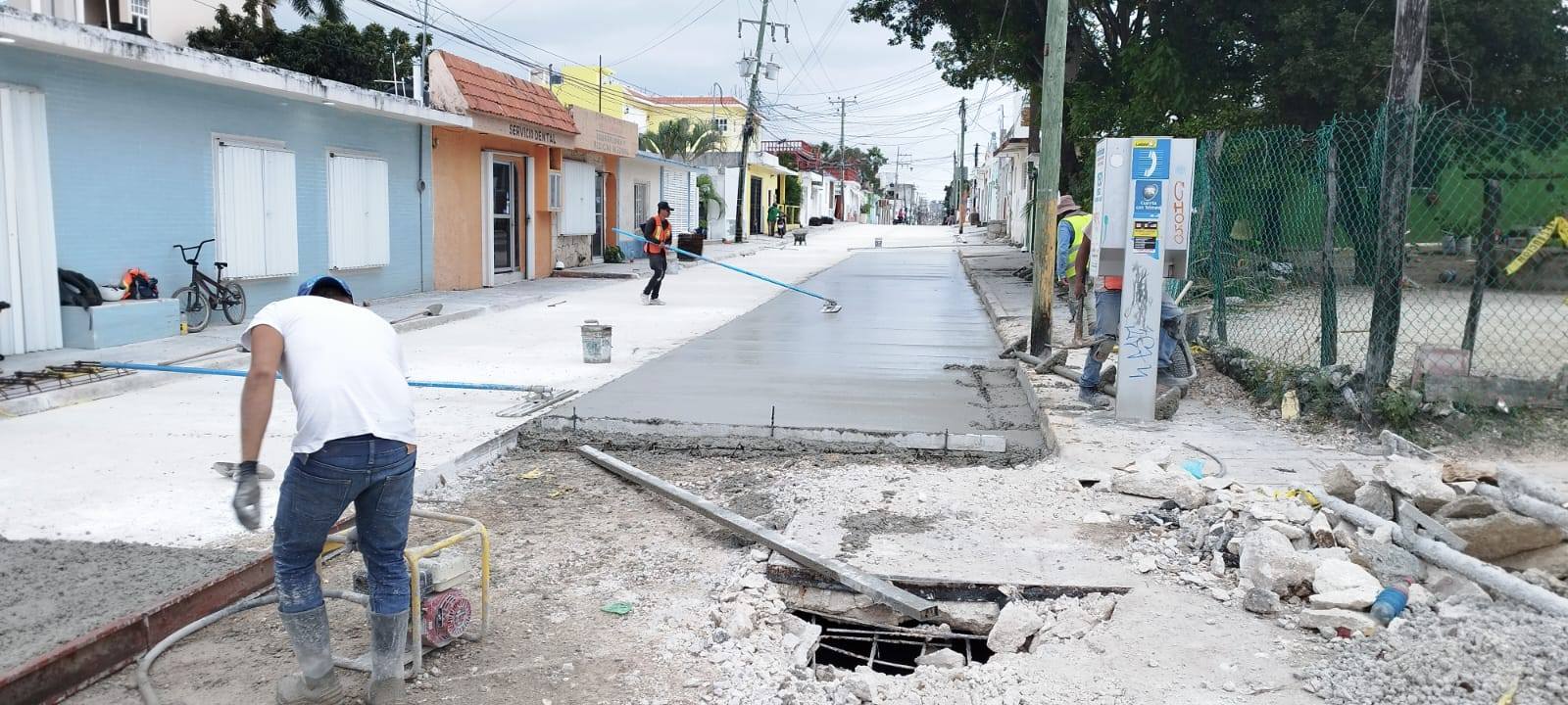 Repavimentación con concreto hidráulico en una calle del centro de Cozumel como parte del plan estatal de obras públicas.