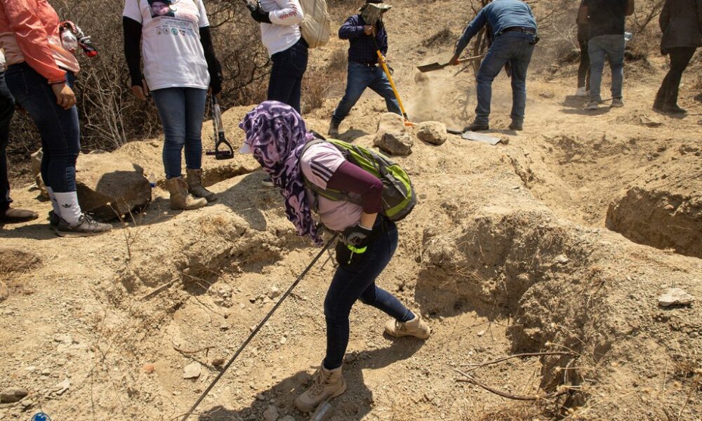 Integrantes del Colectivo Desaparecidos Querétaro realizan labores de búsqueda en un predio de San Juan del Río donde fue localizada una fosa clandestina.