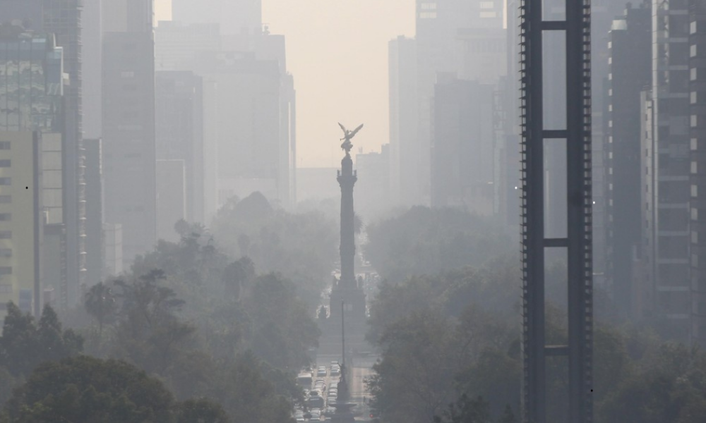 Contingencia ambiental por ozono en el Valle de México con smog visible sobre la Ciudad de México