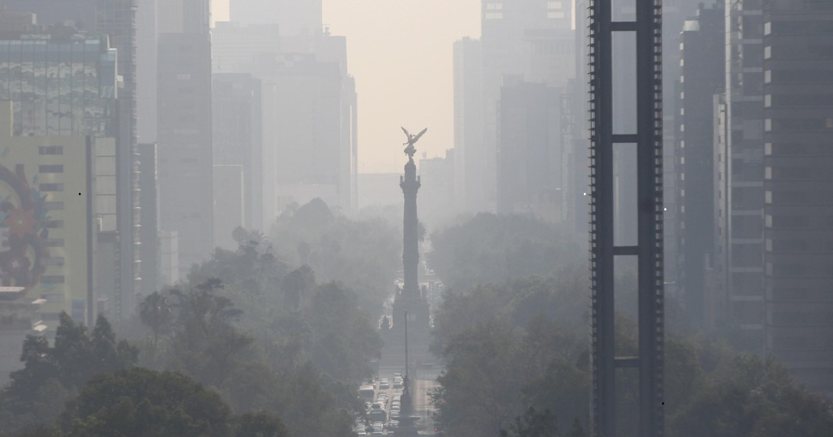 Contingencia ambiental por ozono en el Valle de México con smog visible sobre la Ciudad de México
