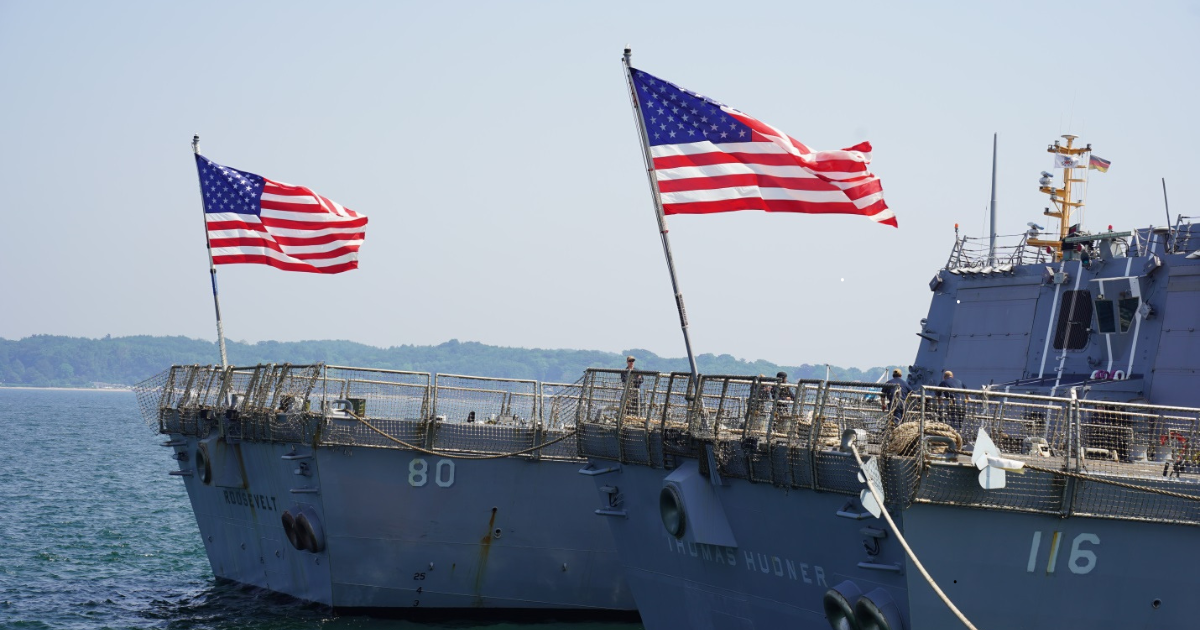 Buque petrolero navega en el Atlántico tras acusaciones de violación derecho marítimo entre Rusia y Estados Unidos.