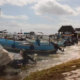 Barcas de pescadores detenidas en la orilla del mar por el cierre de puertos en Quintana Roo