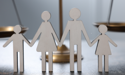 Figuras de una familia frente a una balanza de justicia que representa la obligación legal de la pensión alimenticia en México.