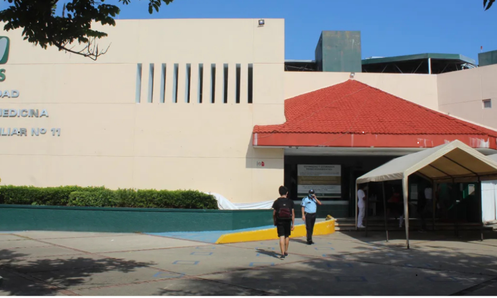 Fachada de la Unidad de Medicina Familiar 16 del IMSS en Cancún con servicio de consultas nocturnas