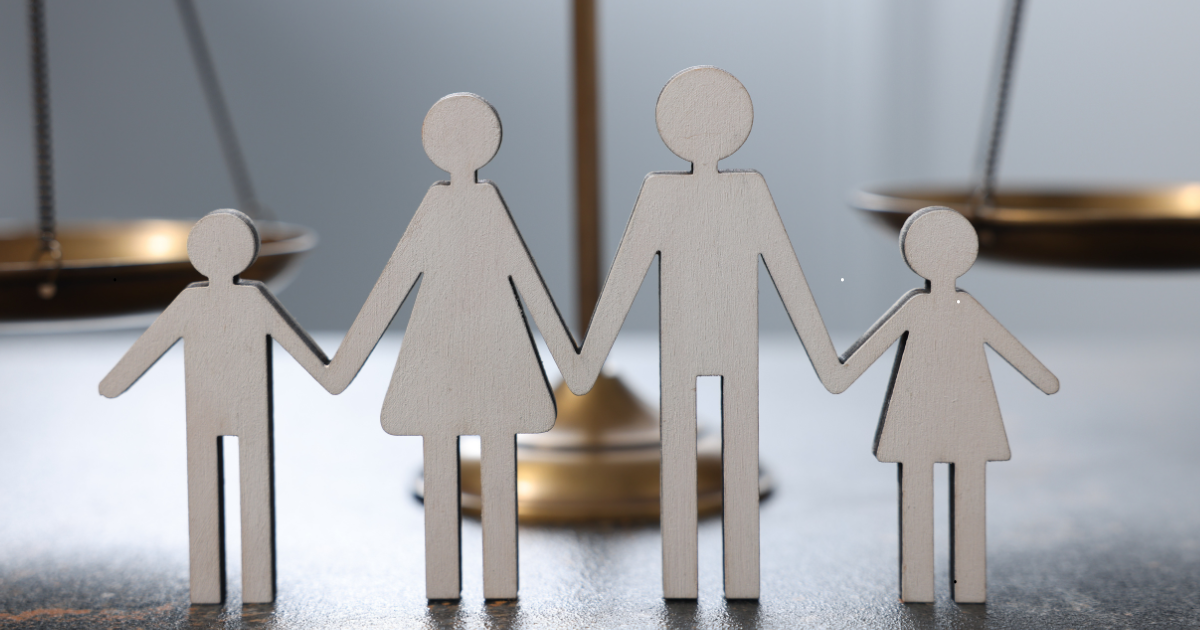 Figuras de una familia frente a una balanza de justicia que representa la obligación legal de la pensión alimenticia en México.