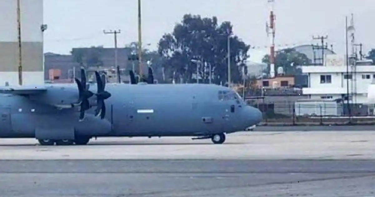 Avión militar en Toluca durante operación de capacitación autorizada por el gobierno mexicano