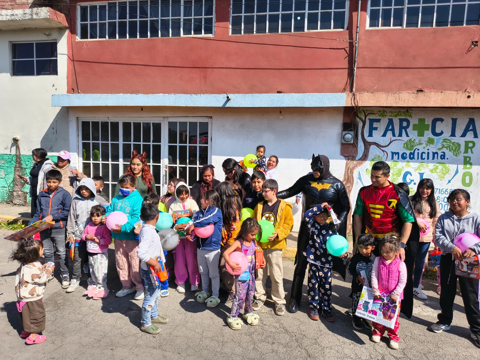 Elementos de la Zona Vial 4 entregan juguetes a niñas y niños del pueblo de Parres, en la alcaldía Tlalpan, durante el Día de Reyes.