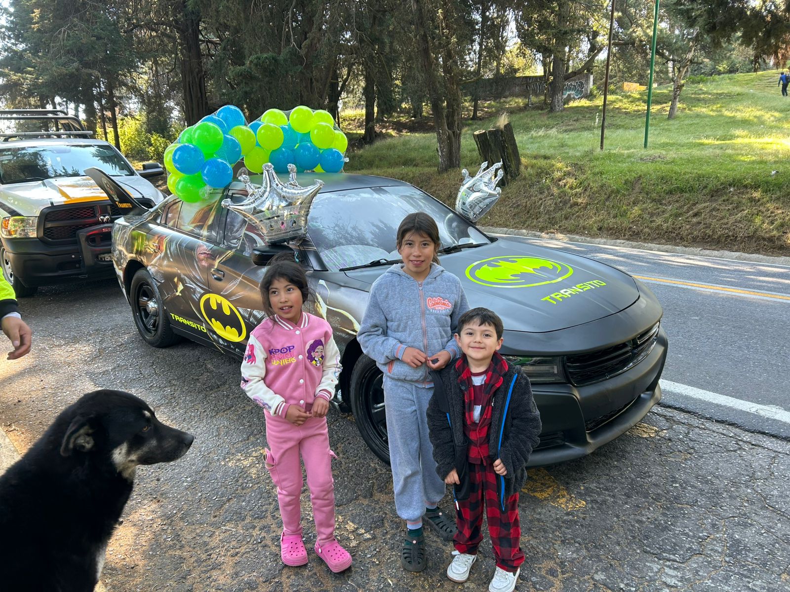 Vehículo de Tránsito caracterizado con temática de Batman durante entrega de juguetes por el Día de Reyes en CDMX.