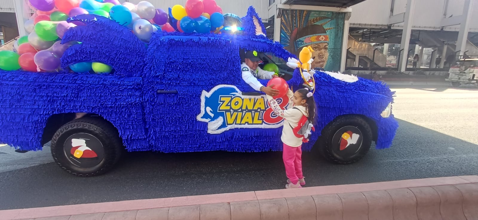 Policías de Tránsito disfrazados reparten juguetes a niñas y niños durante el Día de Reyes en CDMX.