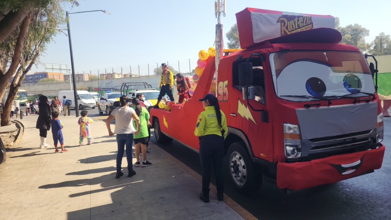 Jefe Anubis y Jefe Trejo Rayo 3 conviven con niñas y niños durante el Día de Reyes en la zona oriente de Iztapalapa.