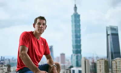 Alex Honnold escala el Taipei 101 sin cuerdas