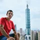 Alex Honnold escala el Taipei 101 sin cuerdas