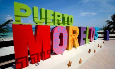 Letras monumentales de Puerto Morelos donde se instalaron módulos de internet público gratuito de alta velocidad