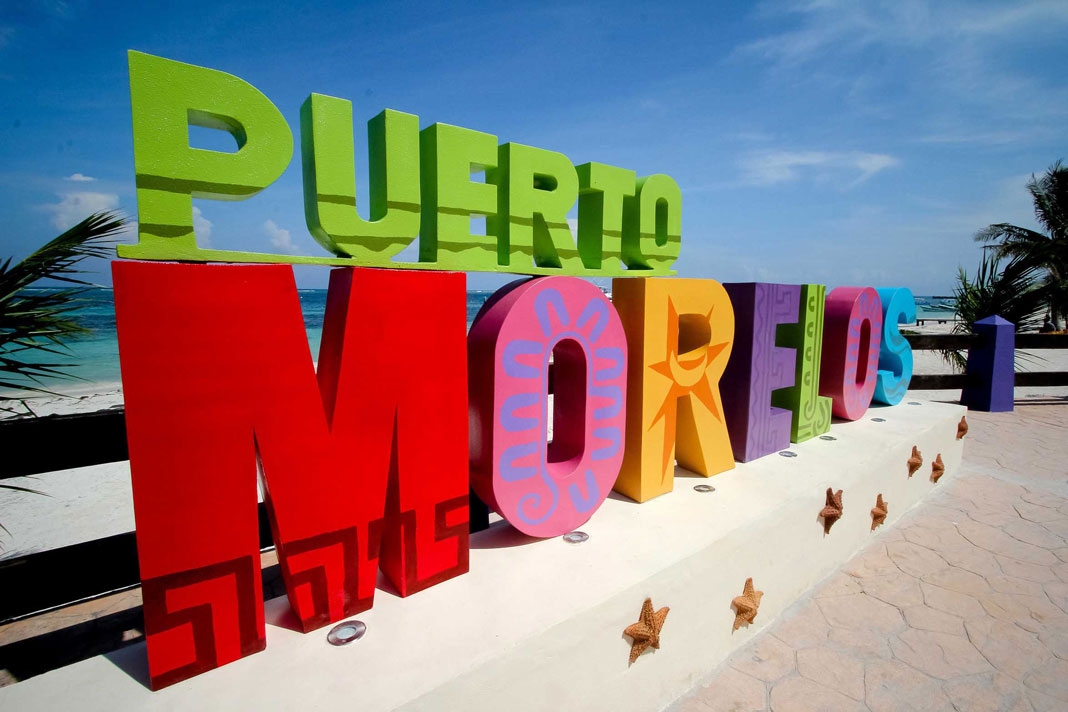 Letras monumentales de Puerto Morelos donde se instalaron módulos de internet público gratuito de alta velocidad