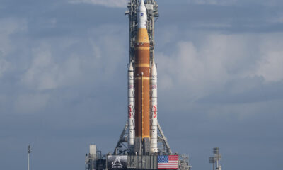 Fotografía del 18 de enero de 2026 cedida por la NASA que muestra el cohete del Sistema de Lanzamiento Espacial (SLS) y la nave espacial Orion (arriba) de la misión Artemis II, en el Centro Espacial Kennedy en Cabo Cañaveral (Estados Unidos). EFE/ Joel Kowsky/ NASA /SOLO USO EDITORIAL/ NO VENTAS/ SOLO DISPONIBLE PARA ILUSTRAR LA NOTICIA QUE ACOMPAÑA (CRÉDITO OBLIGATORIO)