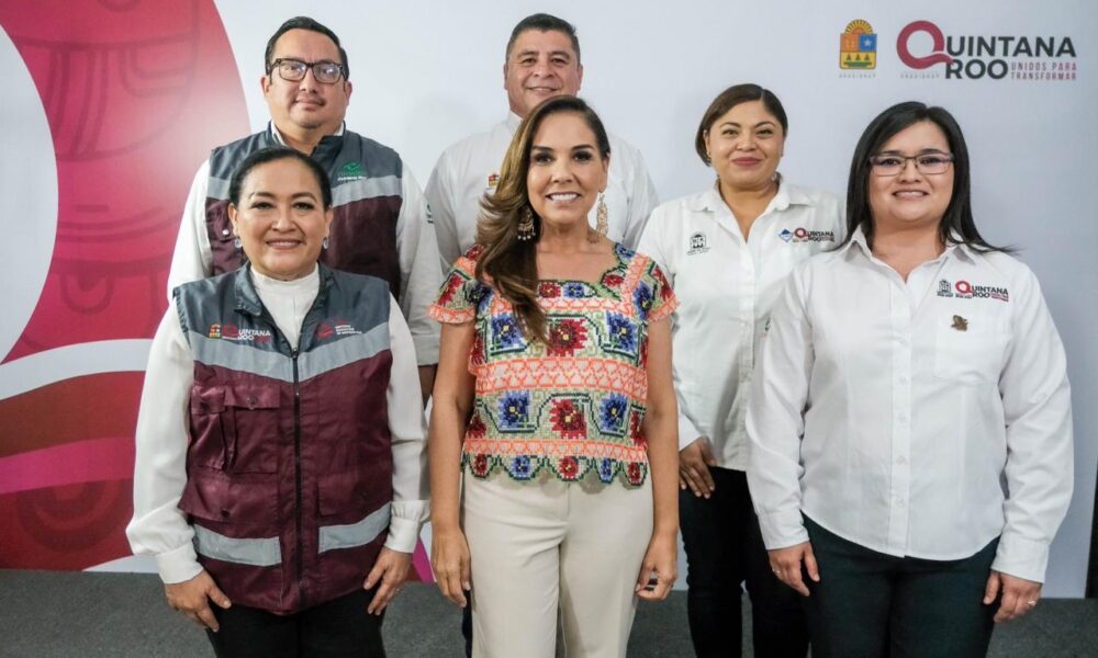 Mara Lezama acompañada de integrantes de su gabinete durante un acto oficial sobre educación media superior en Quintana Roo.