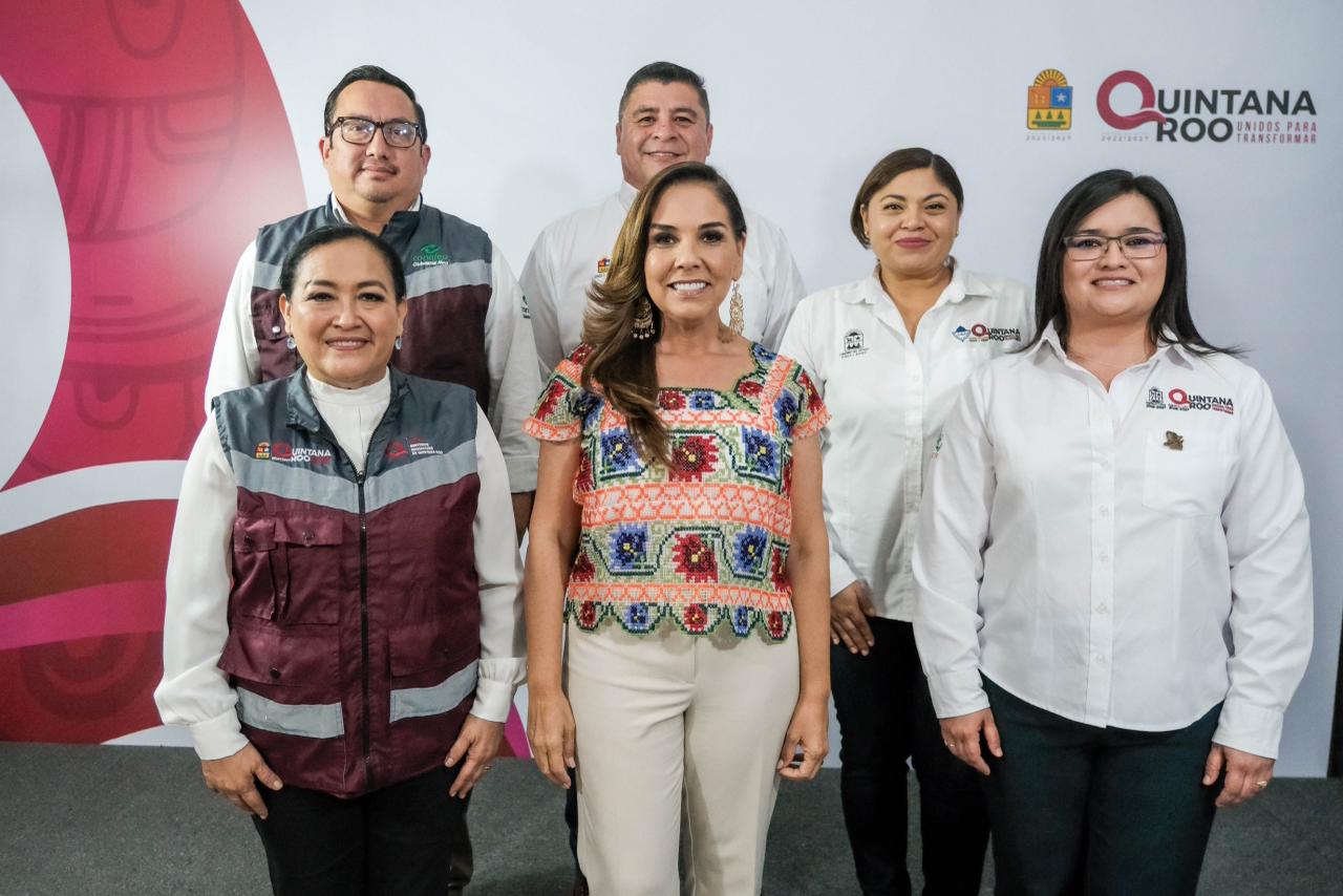 Mara Lezama acompañada de integrantes de su gabinete durante un acto oficial sobre educación media superior en Quintana Roo.