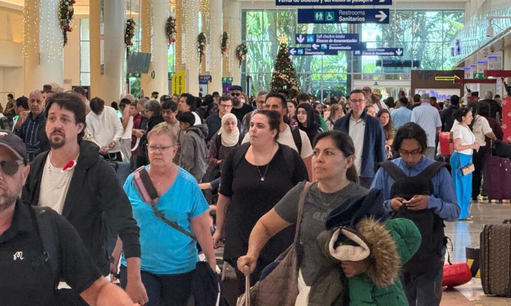 Personas aeropuerto de Cancún