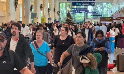 Personas aeropuerto de Cancún