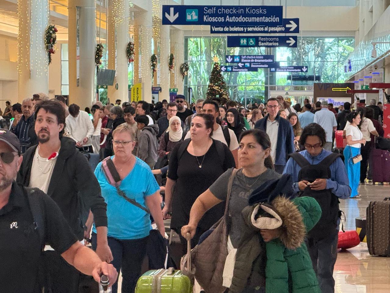 Personas aeropuerto de Cancún