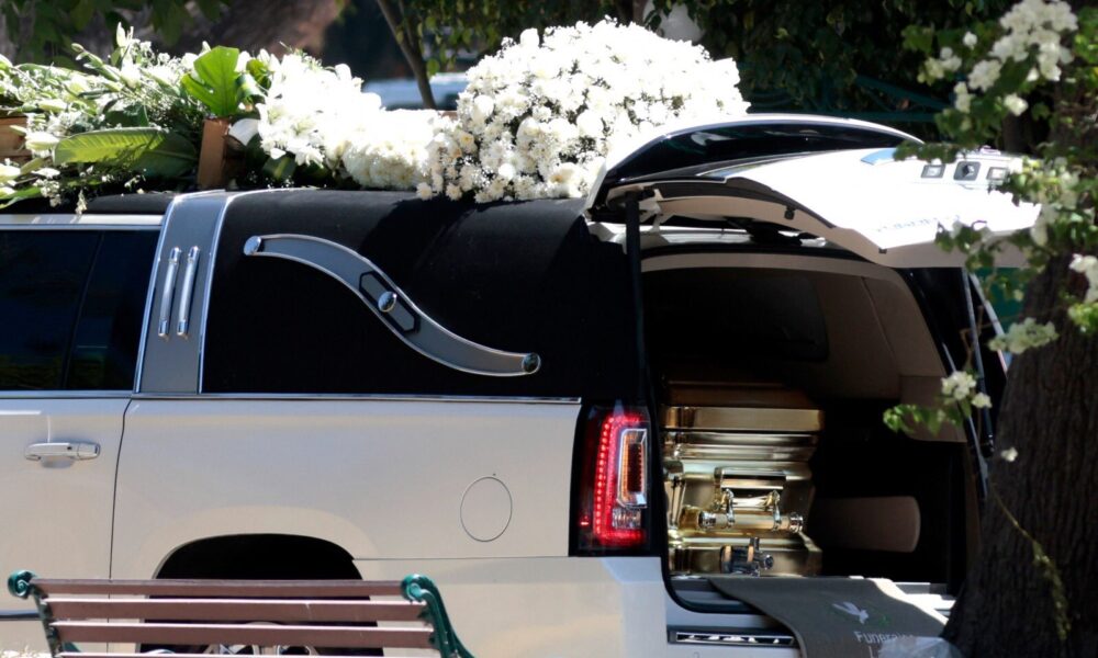 Trasladan ataúd dorado con restos de “El Mencho”