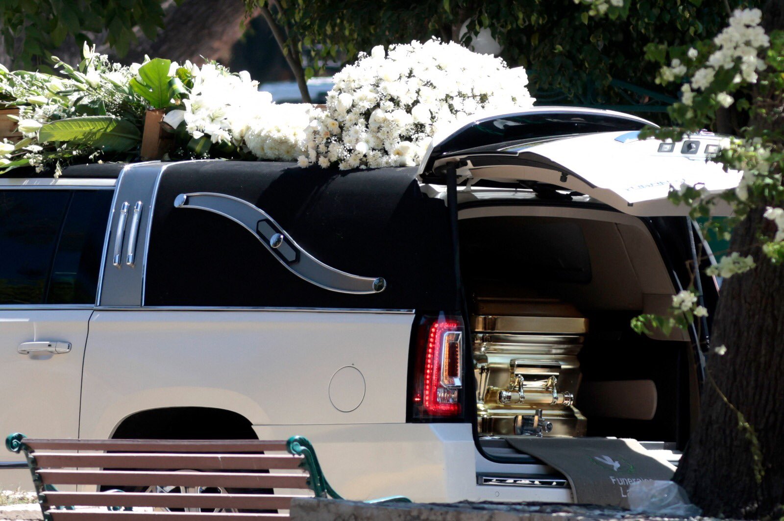 Trasladan ataúd dorado con restos de “El Mencho”