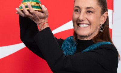 Sheinbaum exhibe trofeo del Mundial en mañanera