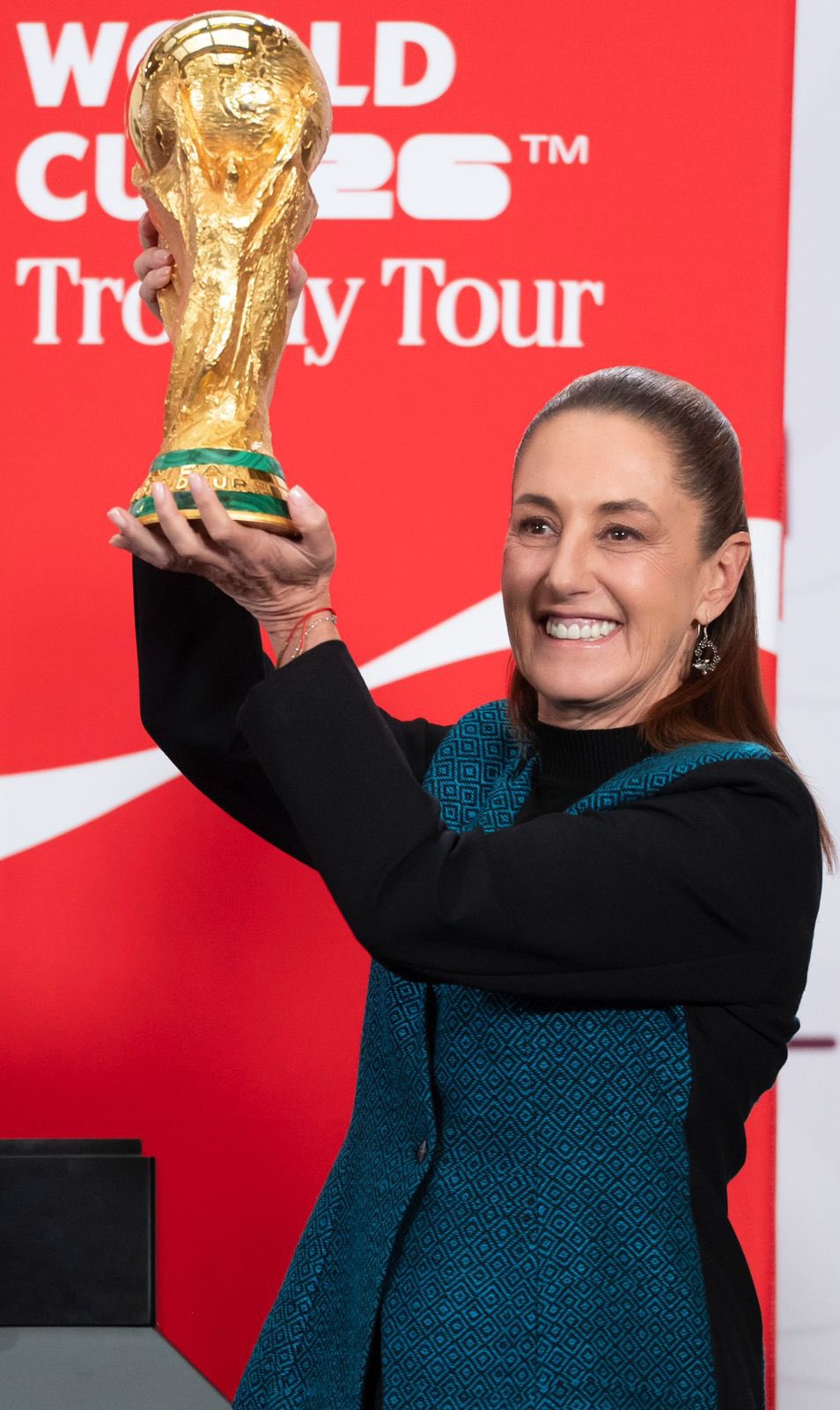 Sheinbaum exhibe trofeo del Mundial en mañanera