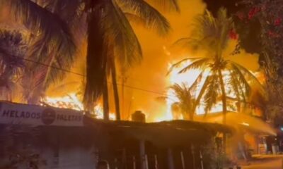Incendio arrasa negocios en playa Zicatela, Oaxaca