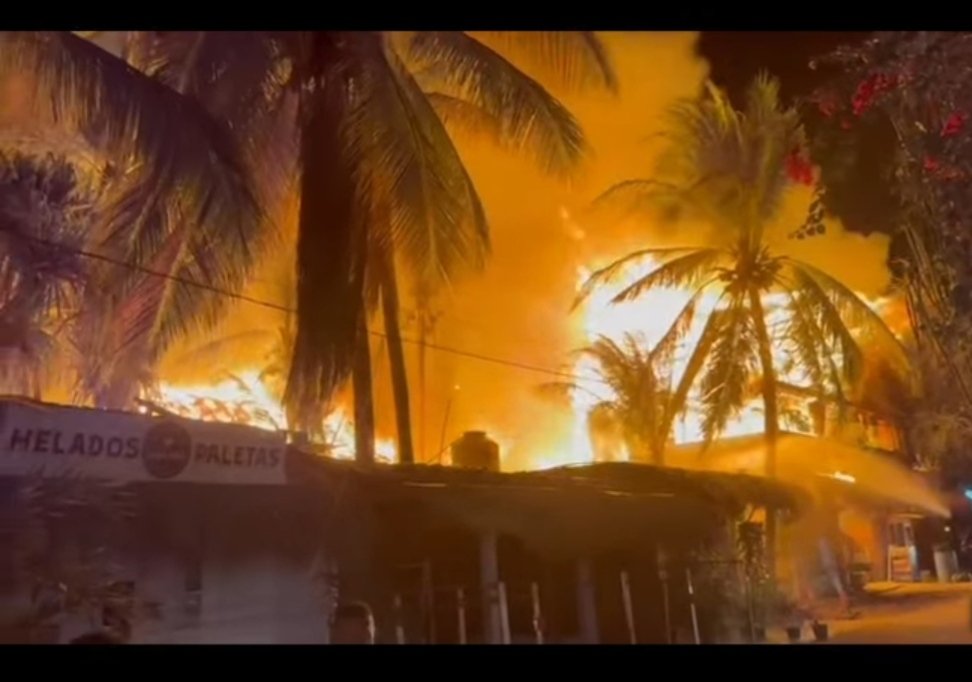 Incendio arrasa negocios en playa Zicatela, Oaxaca