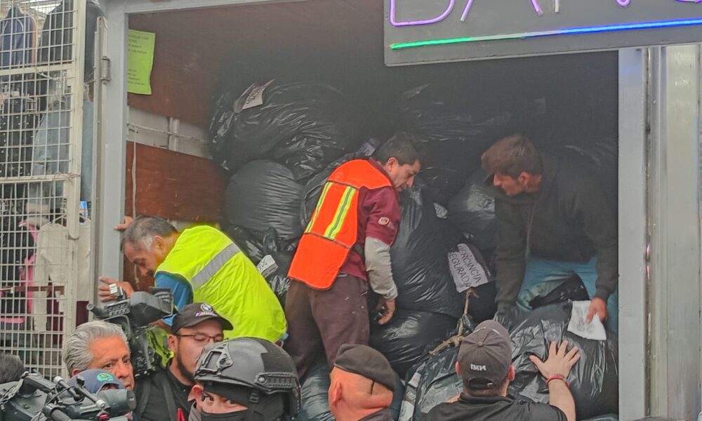 Decomisan 60 toneladas de ropa pirata mundialista