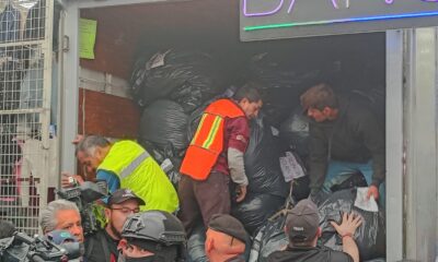 Decomisan 60 toneladas de ropa pirata mundialista