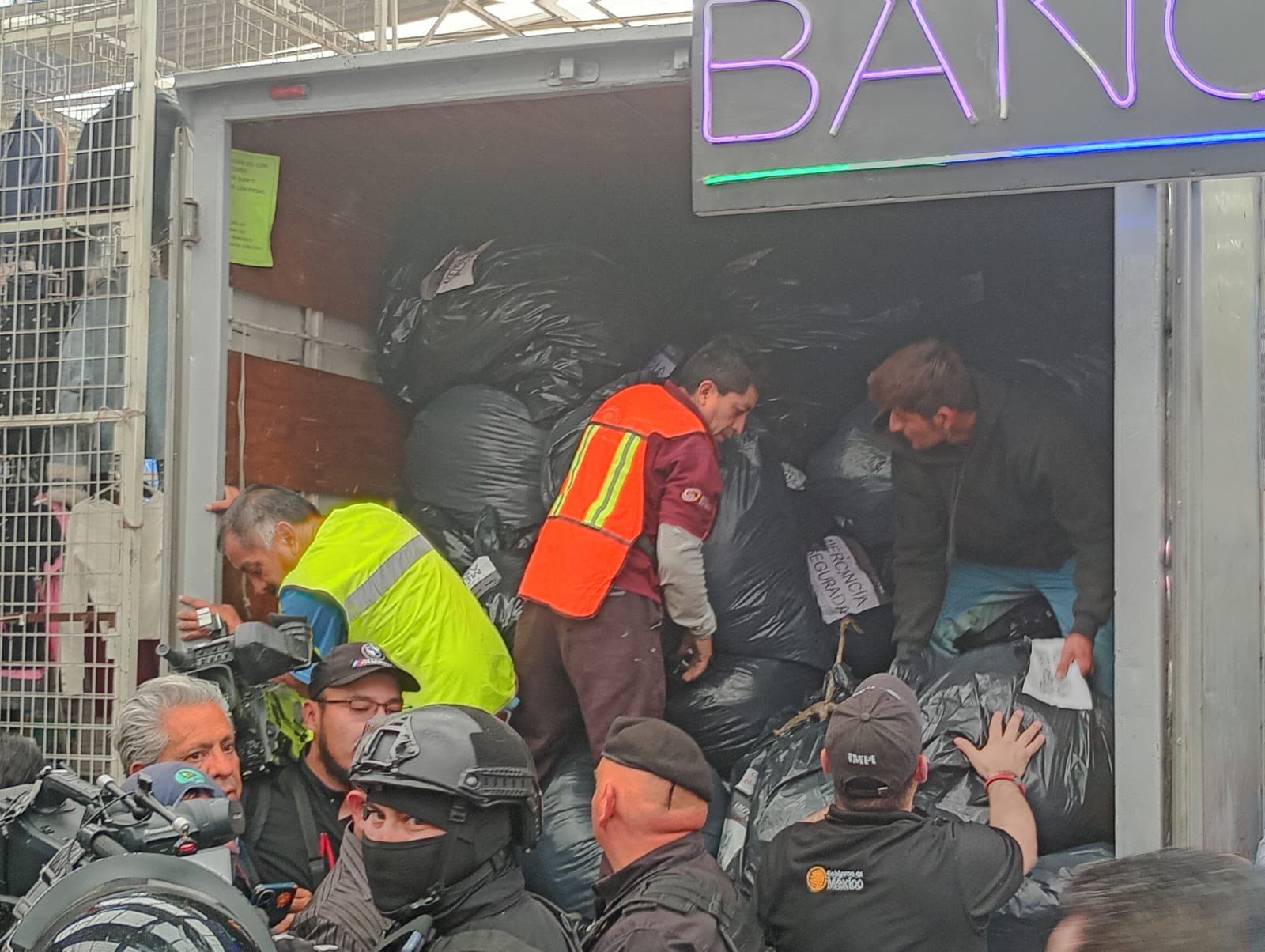 Decomisan 60 toneladas de ropa pirata mundialista