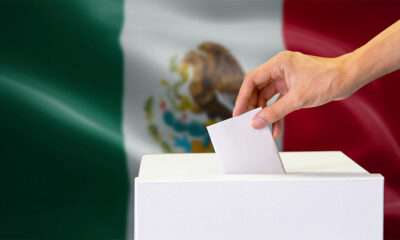 Mano y bandera de México