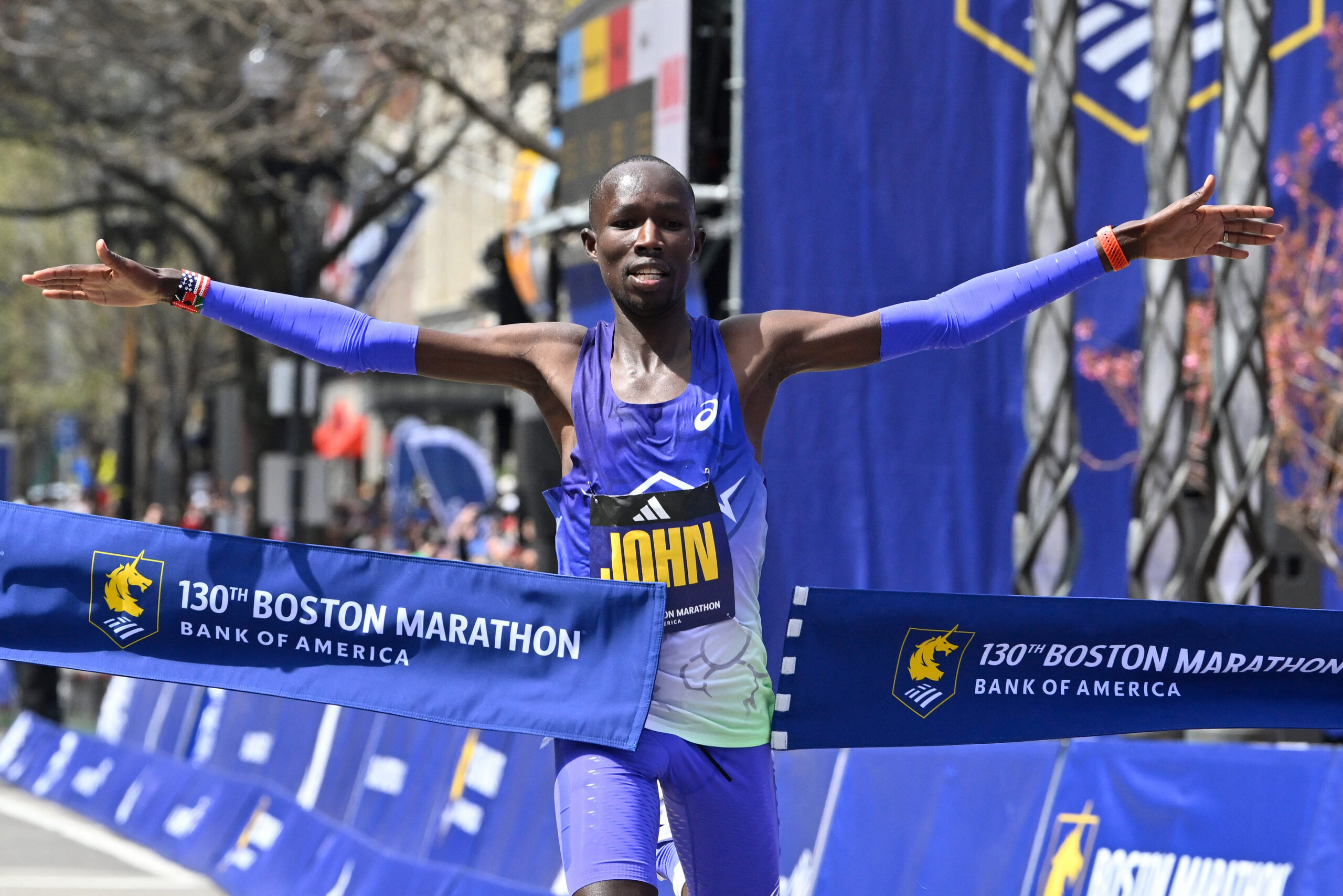 Korir gana Maratón de Boston