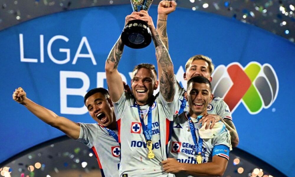 Cruz Azul remonta y vence a Pumas