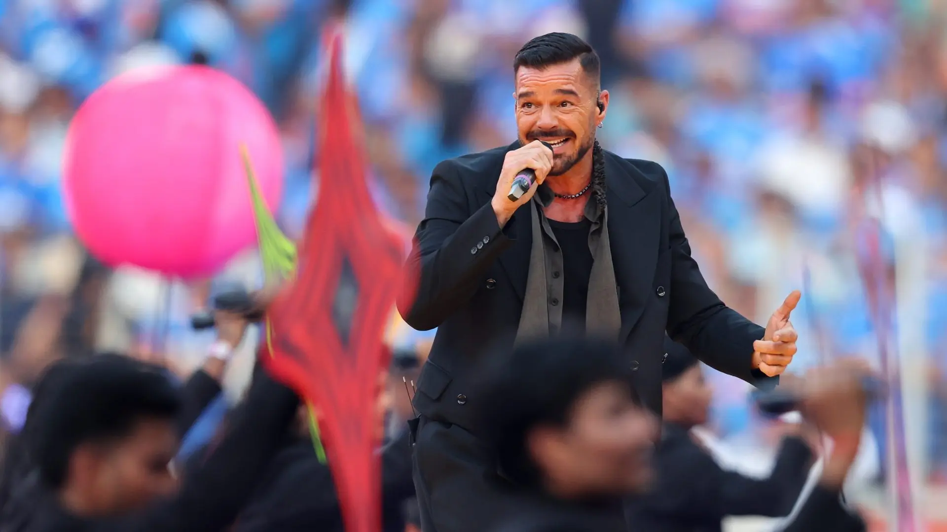 Gas lacrimógeno interrumpe concierto de Ricky Martin